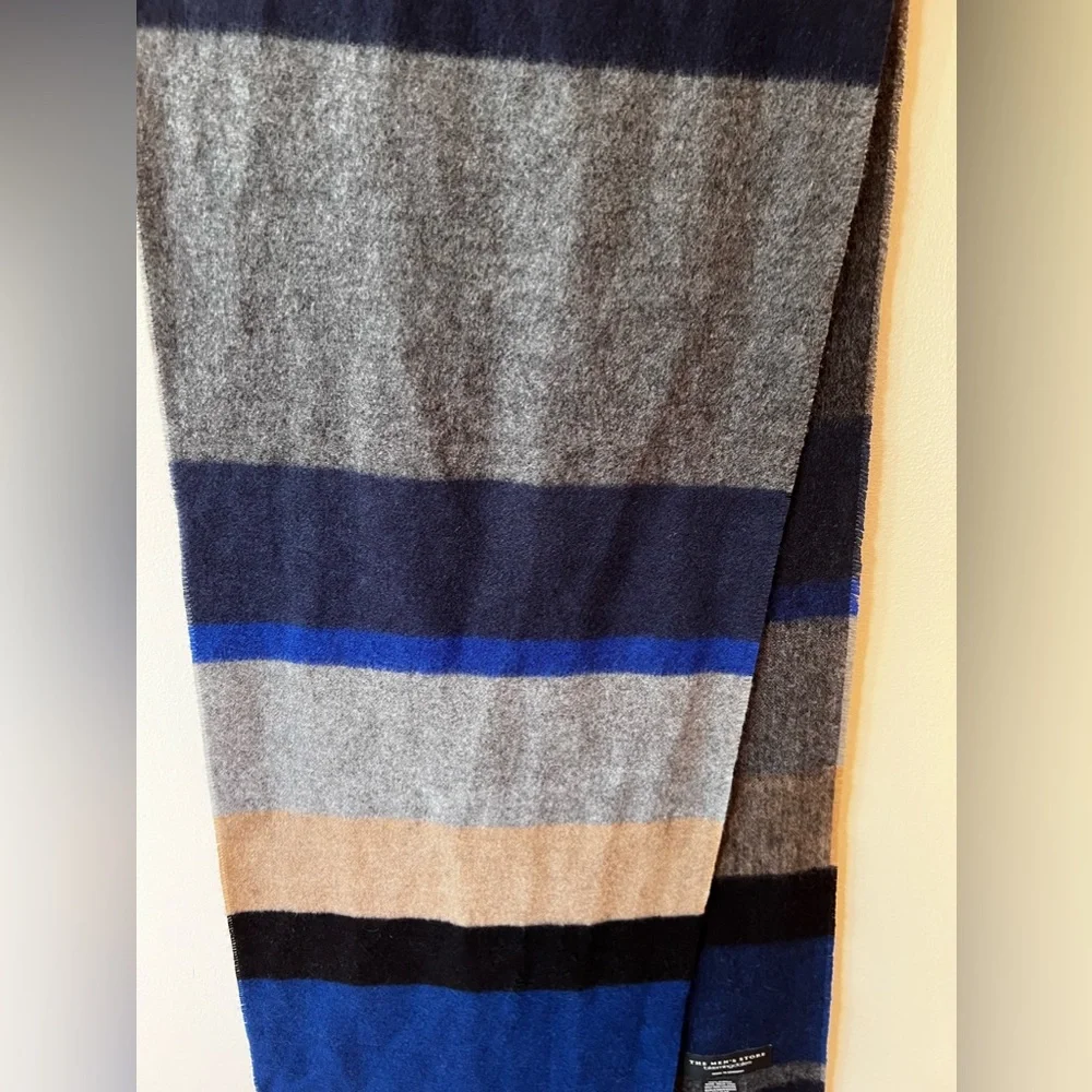 The Men’s Store Bloomingdales NWT New Men’s Blue And‎ Gray Striped Scarf